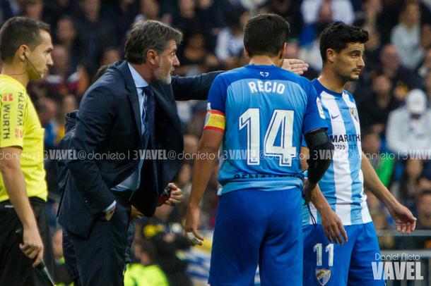 Michel charlando con dos de sus futbolistas I Foto: Daniel Nieto (VAVEL)