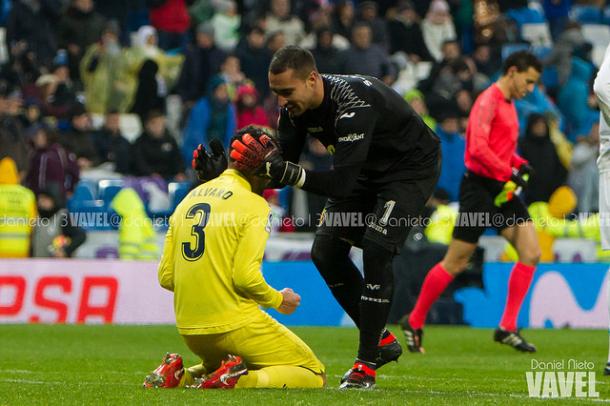 Asenjo y Álvaro celebran la victoria en el Bernabéu | Foto: Daniel Nieto (VAVEL)