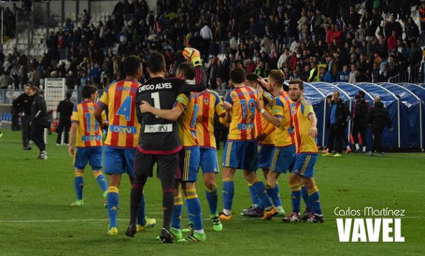 El Valencia celebra la victoria en La Rosaleda | Fotografía: Carlos Martínez (VAVEL.com)
