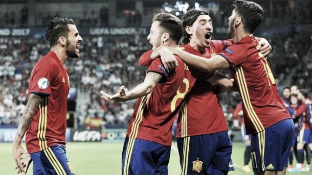 España sub-21 celebrando un gol de Saúl ante Italia | Foto: UEFA