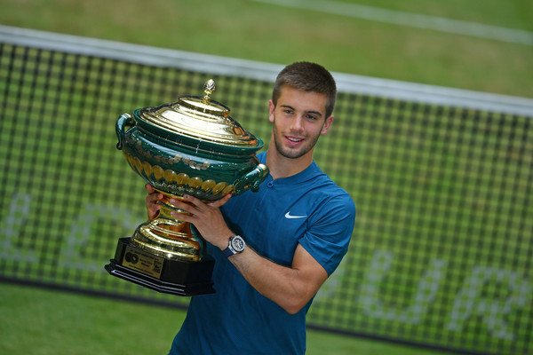 Borna Coric hoists the first grass court trophy of his career in Halle. Photo: Thomas Starke/Getty Images