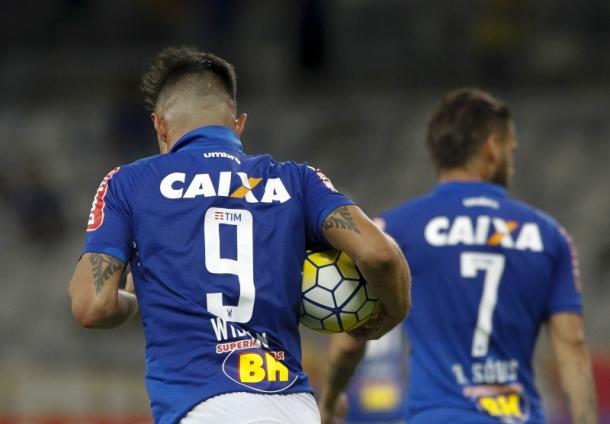 Willian marcou o único gol do Cruzeiro no jogo. (Foto: Washington Alves/Light Press)