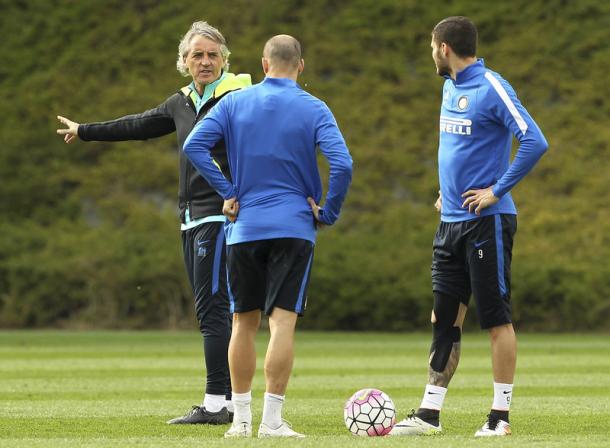 Mancini a colloquio con Palacio e Icardi - Foto: Inter.it