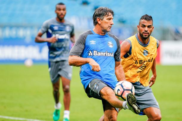 Renato Gaúcho sendo marcado pelo capitão Maicon (Foto: Lucas Uebel / Grêmio FBPA)