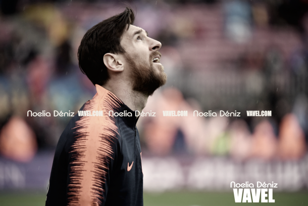 Leo Messi en el calentamiento antes del Barça-Atleti | Foto de Noelia Déniz, VAVEL