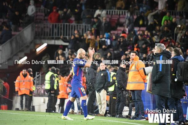 Javier Mascherano aplaudiendo al Camp Nou al finalizar el partido | Foto: VAVEL.com, Noelia Déniz