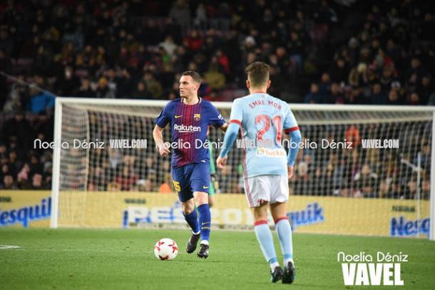 Thomas Vermaelen sigue teniendo oportunidades con el Barça. Aquí, con el balón en los pies encarando a Emre Mor. Foto: Noelia Déniz, VAVEL.com
