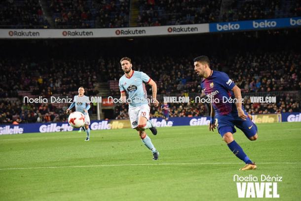 Luis Suárez en un mano a mano ante el Celta // Noelia Déniz