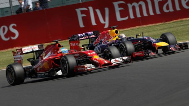 Fernando y Sebastian luchan durante el Gran Premio de Gran Bretaña de 2014 | Fuente: Sutton Images