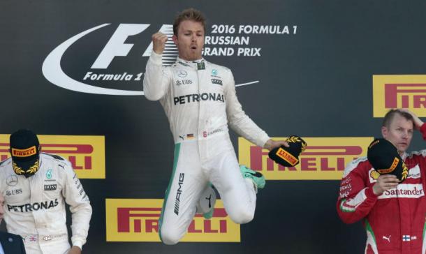 Nico Rosberg celebra su victoria en Rusia ante un cabizbajo Lewis Hamilton | Fuente: AP