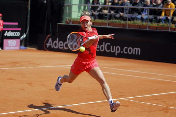 Simona Halep runs down to the net to retrieve a shot | Photo: Bogdan Cristel / Fed Cup