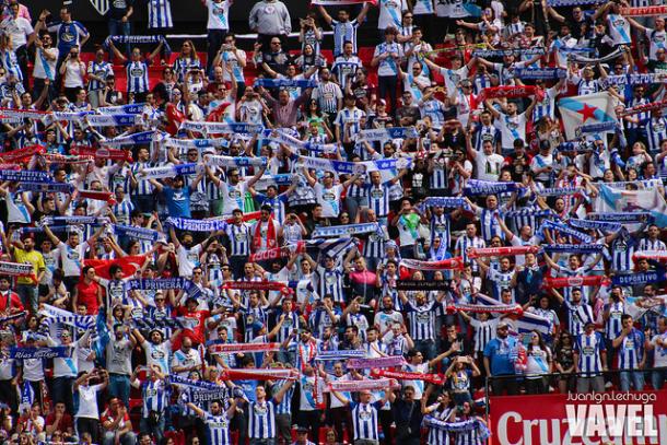 Imágen de los aficionados blanquiazules desplazados a Sevilla, sin duda serán claves en los encuentros de Riazor. Foto: Juan Ign. Lechuga VAVEL.com