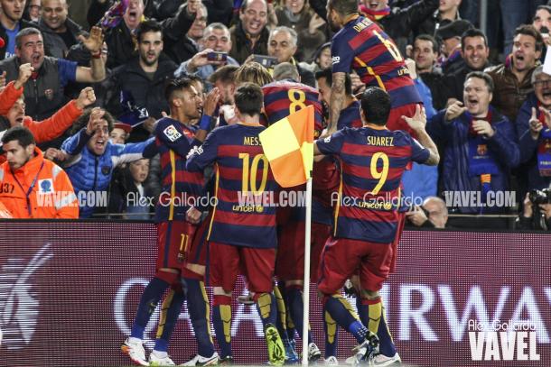 El FC Barcelona celebrando el tanto que marcó Gerard Piqué en el 'Clásico' | Imagen: Álex Gallado - VAVEL