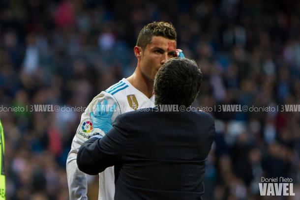 El médico del Real Madrid cura a Ronaldo tras el golpe de Schar I Foto: Daniel Nieto (VAVEL)