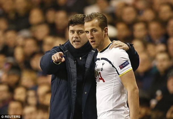 Pochettino le da instrucciones a Kane durante un partido. Foto: Reuters via Daily Mail