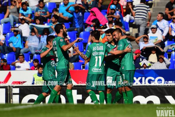 Los Jaguares festejando un gol ante Puebla en el Estadio Cuauhtémoc | Foto: Rodrigo Peña VAVEL