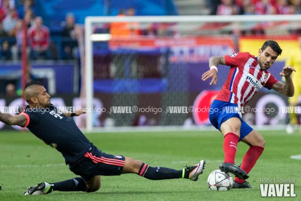 Vidal tuvo duelos intensos con los volantes del Atlético. // (Foto de es.uefa.com)