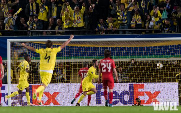 Momento en el que Adrián anotaba el histórico gol ante el Liverpool│Foto: Mª José Segovia (VAVEL)
