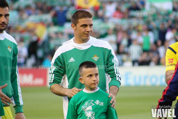 Joaquín con un joven bético antes del inicio de un partido | Foto: Juan Ign.Lechuga (VAVEL España)