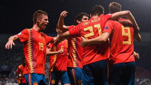 Los chicos de España se abrazan / Foto: UEFA
