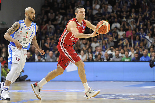 Andrea Cinciarini contro Sassari, olimpiamilano.com