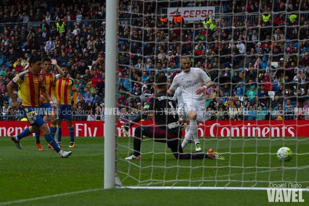 Benzema anota el momentáneo 2-0 | Foto: Vavel.com