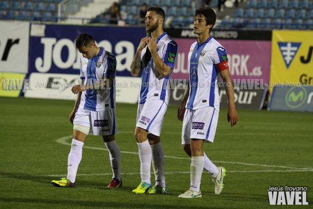 Rubén Peña, Timor y Mantovani cabizbajos en la derrota ante el Huesca | Foto: Jesús Troyano - VAVEL