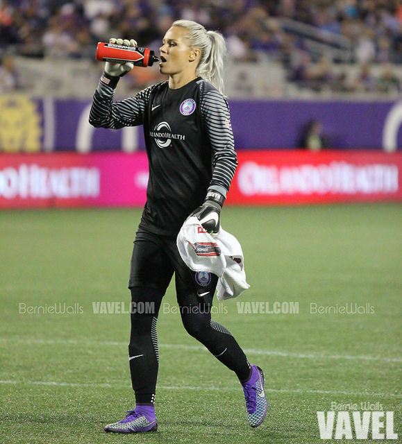 Ashlyn Harris takes a drink of water during a game against the Western New York Flash | Source: Bernie Walls - VAVEL USA