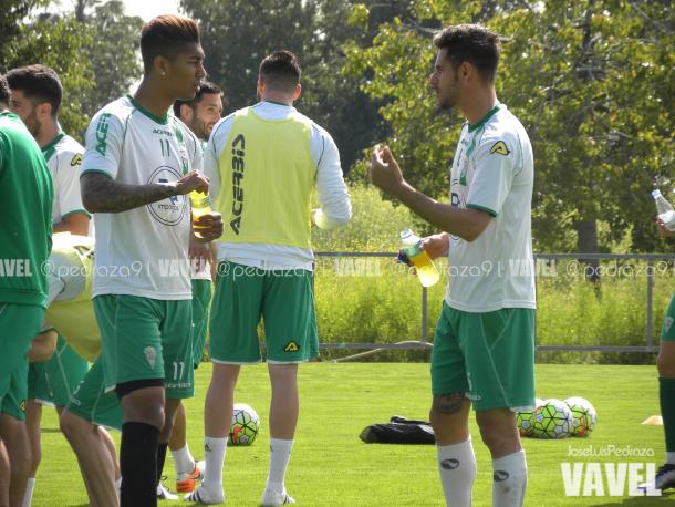Luso conversa con Eddy Silvestre durante un entrenamiento | Foto: Jose Luis Pedraza (VAVEL.com)