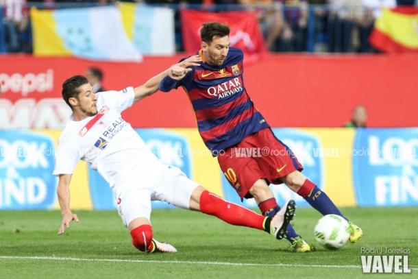 Leo Messi realizando una jugada de ataque en la pasada final de Copa. Foto: Rodri, VAVEL.com