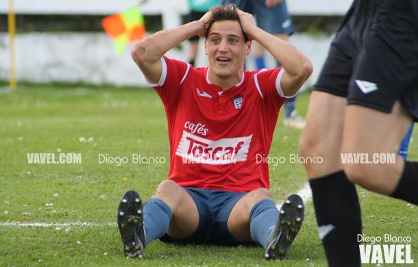 Xabi Semedo se lamenta del posible penalti no pitado. Foto: Diego Blanco, VAVEL