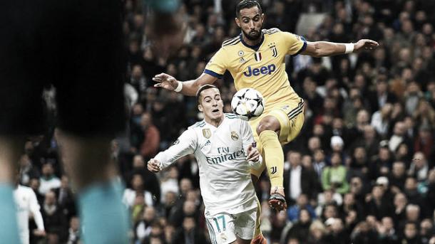 Benatia empuja desde atrás a Vázquez | Foto: Real Madrid C.F.