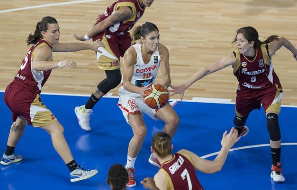 Marta Xargay ante la defensa de tres jugadoras venezolanas | Foto: Alberto Nevado - Federación Española de Baloncesto