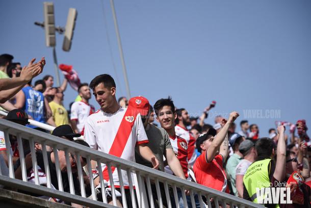 Aficionados del Rayo Vallecano animando a los suyos | Fotografía: Noelia Déniz