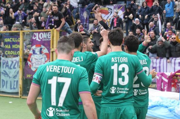I giocatori della viola festeggiano dopo la gara contro il Bologna. | ACF Fiorentina, Twitter.
