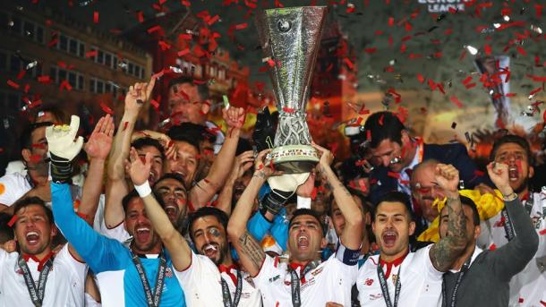 El Sevilla festejando una Europa League
