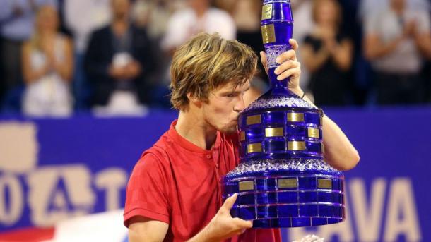 Andrey Rublev kisses the first trophy of his career in Umag last year. Photo: Getty Images