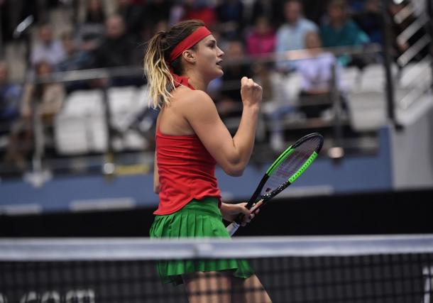 Aryna Sabalenka fistpumps after winning a point | Photo: Paul Zimmer / Fed Cup