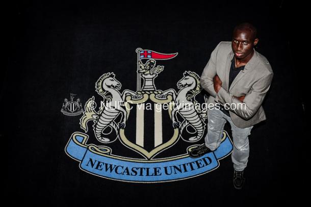 Diamé posando en su nuevo estadio. Foto: Getty Images via Newcastle United