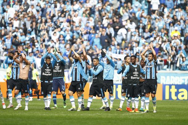 Jogadores comemoram vitória com a torcida, após o apito final (Foto: Divulgação/Grêmio)