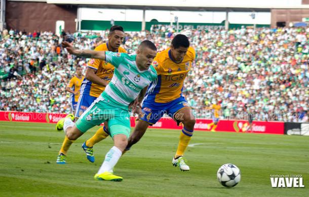 Rodríguez lucha por la pelota.