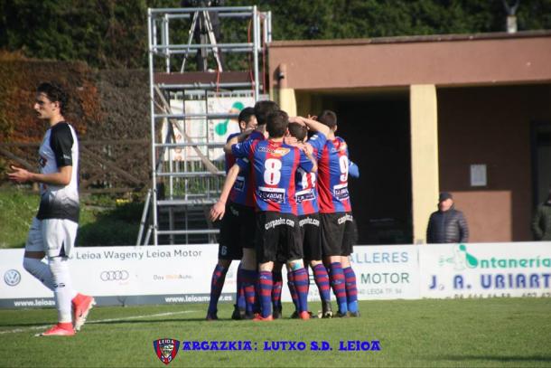 La SD Leioa celebra un gol en Sarriena (fuente SD Leioa)