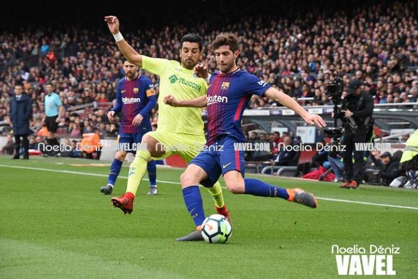 Ángel y Sergi Roberto disputando la posesión del balón ante la mirada de Messi. FOTO: Noelia Déniz