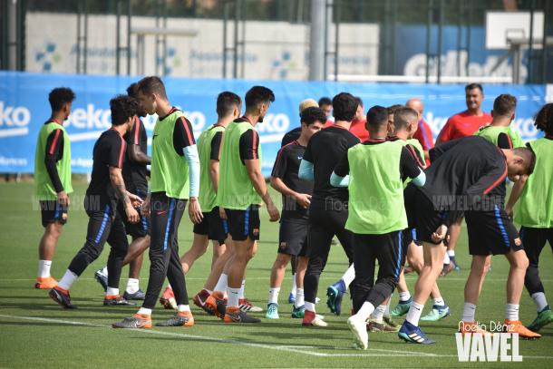 Los jugadores saltando al campo de entrenamiento de la Ciutat Esportiva Joan Gamper | Foto de Noelia Déniz, VAVEL