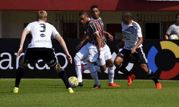 Wellington em ação contra a Ponte Preta: atacante vive lua de mel com a torcida (Foto: Mailson Santana/Fluminense F.C.)