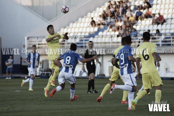 Rodrigo, a punto de cabecear un balón en el amistoso Leganés-Villarreal de pretemporada | Foto: VAVEL