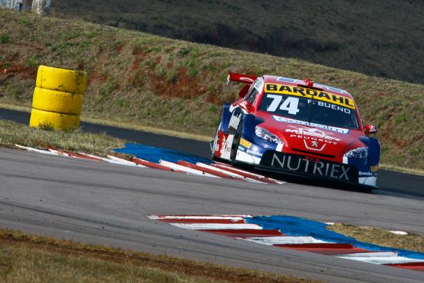 Popó Bueno também não encontrou melhor acerto do carro. (Foto: Wanderley Soares)