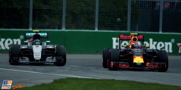 Rosberg y Verstappen mantuvieron una intensa lucha al final de la carrera. Fuente: Sutton