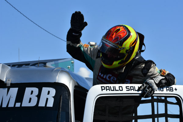 Festa de Paulo Salustiano pela sua segunda vitória na temporada da F Truck. (Luciana Flores)
