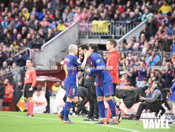 Iniesta tuvo que retirarse del terreno de juego. | Fotografía: Noelia Déniz (VAVEL.com)